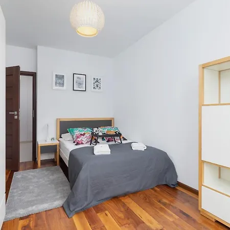 Blonia With Balcony By Renters דירה קרקוב
