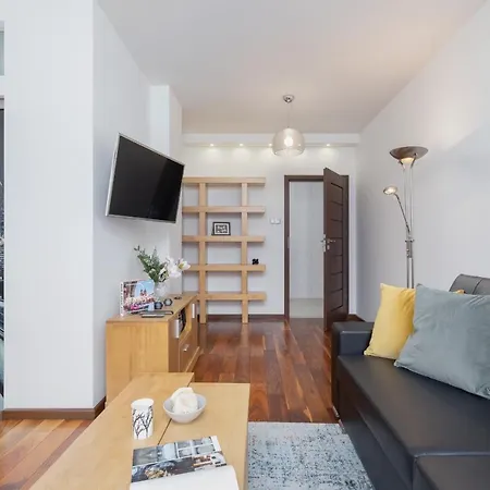 Blonia With Balcony By Renters شقة